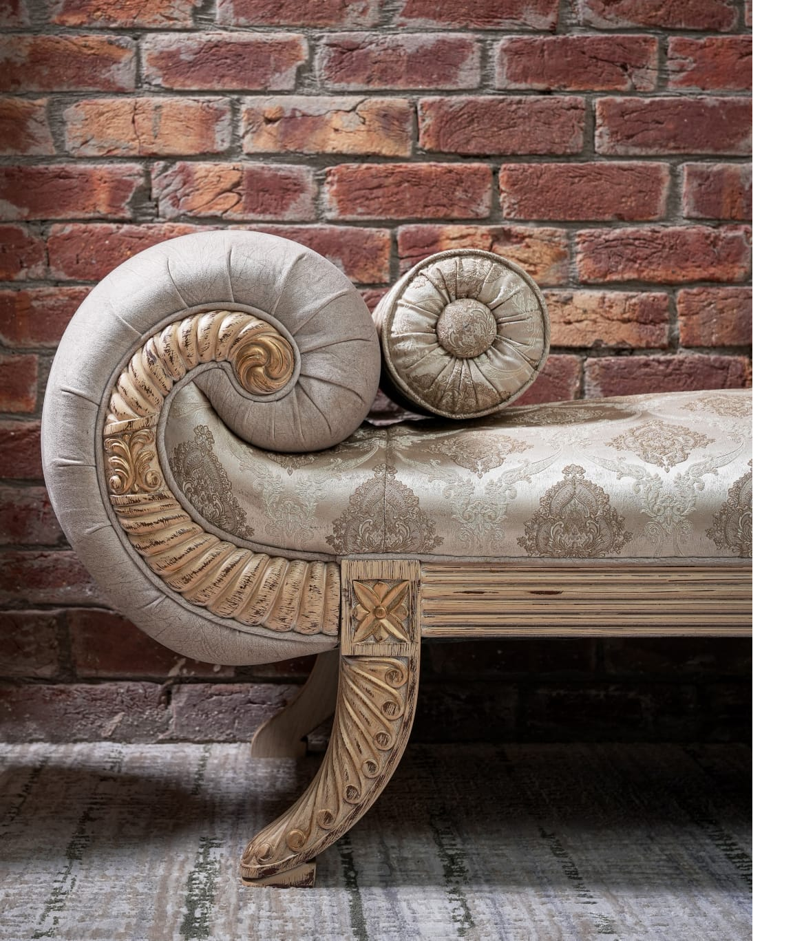 Casarredo Chaise detail view